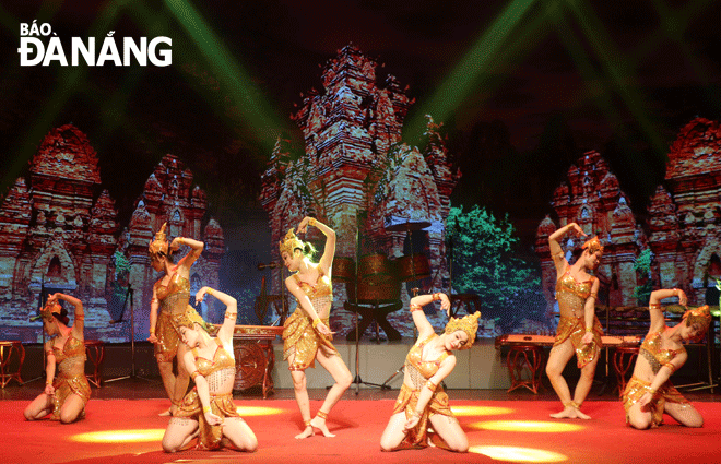 Cham dance performance in the arts programme ‘Vietnamese soul’ serving tourists at the Nguyen Hien Dinh Tuong Theater. Photo: XUAN DUNG