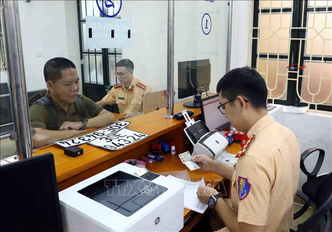 Người dân đến làm thủ tục thu hồi biển số xe tại cơ sở đăng ký số 1 (Phòng CSGT Công an TP Hà Nội). Ảnh: Phạm Kiên/TTXVN