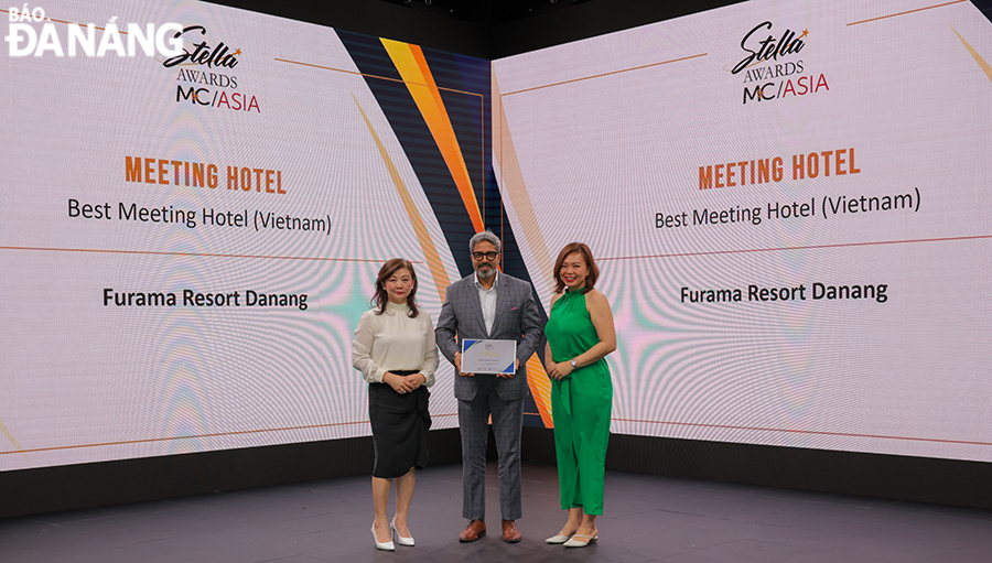 A representative of the Furama Danang Resort (middle) at the honouring ceremony. Photo courtesy of the Furama Resort Danang