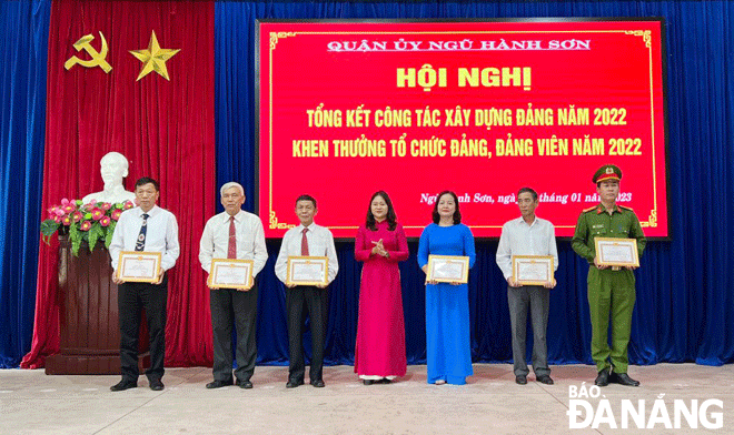 Quận ủy Ngũ Hành Sơn khen thưởng các tổ chức Đảng, đảng viên có thành tích xuất sắc trong công tác xây dựng Đảng năm 2022. Ảnh: NGUYỄN QUANG