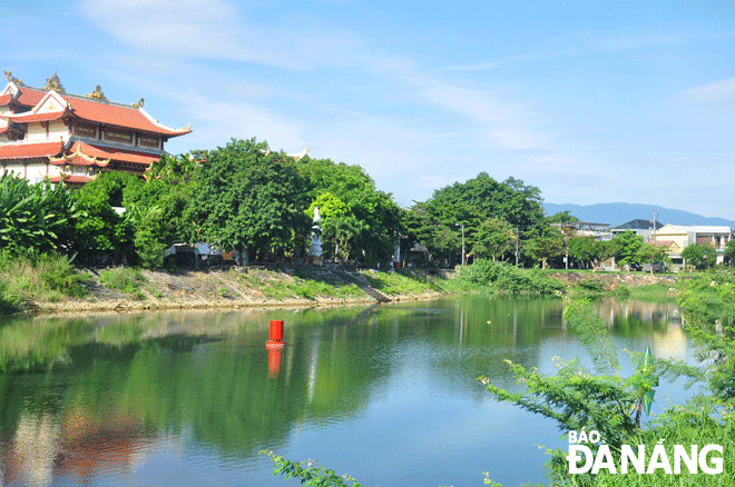 Đoạn bờ kè chống sạt lở được thi công hoàn thiện từ nhiều năm trước tại sông Túy Loan xã Hòa Phong, huyện Hòa Vang. Ảnh: T.L