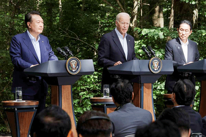 Tổng thống Mỹ Joe Biden (giữa), Thủ tướng Nhật Bản Kishida Fumio (bên phải) và Tổng thống Hàn Quốc Yoon Suk Yeol dự họp báo tại hội nghị thượng đỉnh tại Trại David ngày 18-8. Ảnh: Reuters