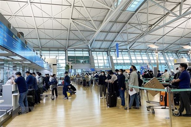 Passengers line up for check-in at the Incheon airport. Photo: VNA