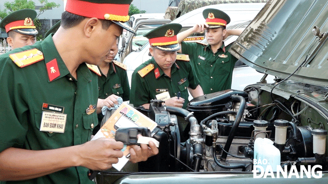 Các lái xe quân sự thuộc Bộ Chỉ huy Quân sự thành phố thường xuyên bảo quản, bảo dưỡng xe để tham gia hội thi xe tốt, lái xe giỏi hằng năm. Ảnh: H.H