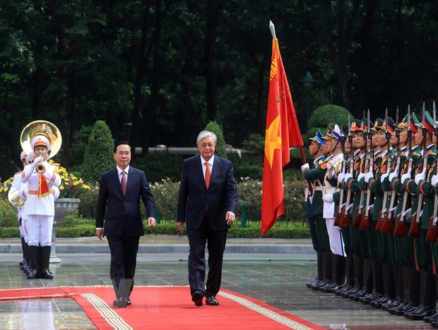 Chủ tịch nước Võ Văn Thưởng và Tổng thống Kazakhstan Kassym-Jomart Tokayev duyệt Đội danh dự Quân đội Nhân dân Việt Nam. (Ảnh: Thống Nhất/TTXVN)