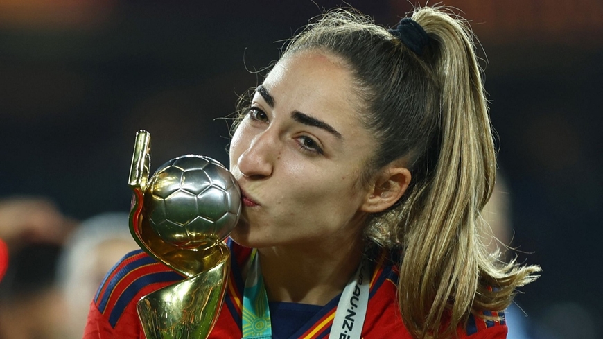 Sau khi giành cúp vô địch World Cup nữ 2023, hậu vệ Olga Carmona mới nhận tin bố qua đời. Ảnh: Sky News 