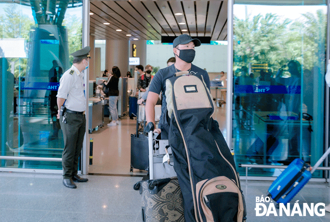 The Da Nang Golf Tourism Festival aims to expand the tourist market, and open up new cooperation opportunities. IN THE PHOTO: Golfers arrive at Da Nang International Airport. Photo: T.H