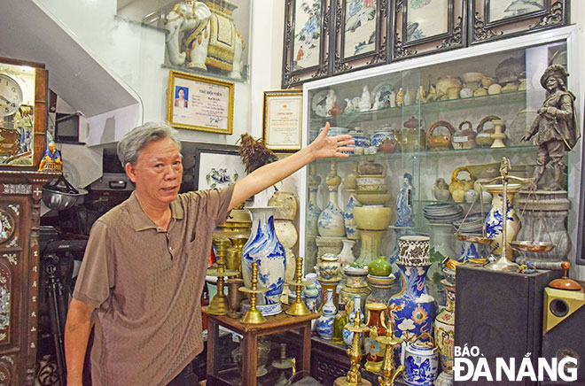 Mr. Bach Loc keeps the antiques as a treasure in his home space. Photo: D.H.L