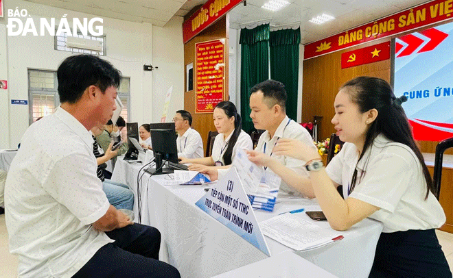 Người dân phường Hòa Thuận Tây tham gia ngày hội “Cung ứng dịch vụ công trực tuyến toàn trình” do UBND phường tổ chức.  Ảnh: T.H