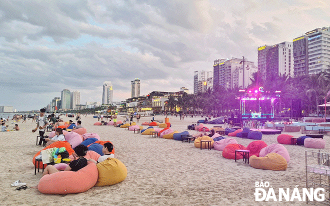 Da Nang is proactive in creating nightlife products for tourists. IN THE PHOTO: Tourists relax at the Pham Van Dong beach. Photo: T.H