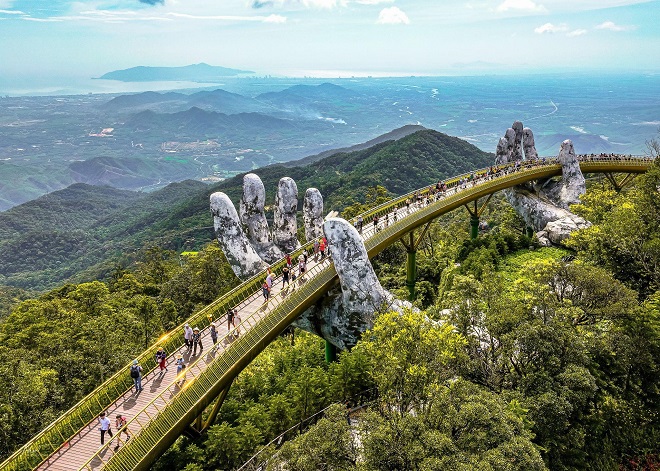 Cầu Vàng là điểm thu hút du khách tại Sun World Ba Na Hills. Ảnh: CLB Nhiếp ảnh Đà Nẵng