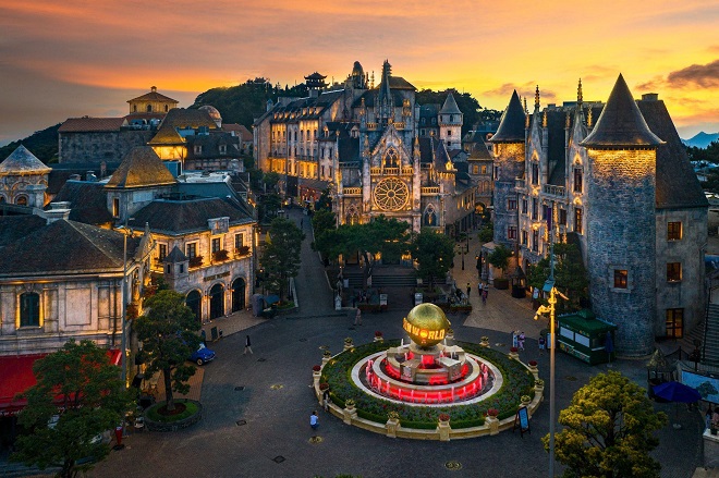 Làng Pháp tại Sun World Ba Na Hills trong ánh hoàng hôn.