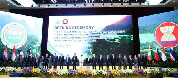 Delegates pose for a group photo at the meeting's opening ceremony. (Photo: VNA)