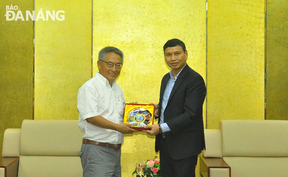 Vice Chairman of the Da Nang People's Committee Ho Ky Minh (right) presents a souvenir to Mr. Jean Christopher Song