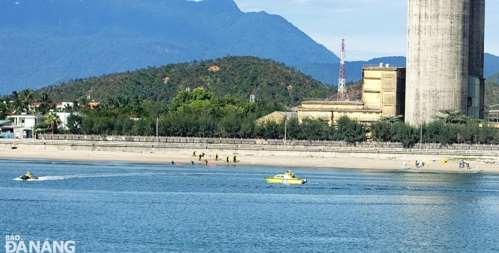 Forces and vehicles were also mobilised to practice handling the situation of oil washed ashore by big waves, and prevent the oil from spilling into the Cu De river mouth area.