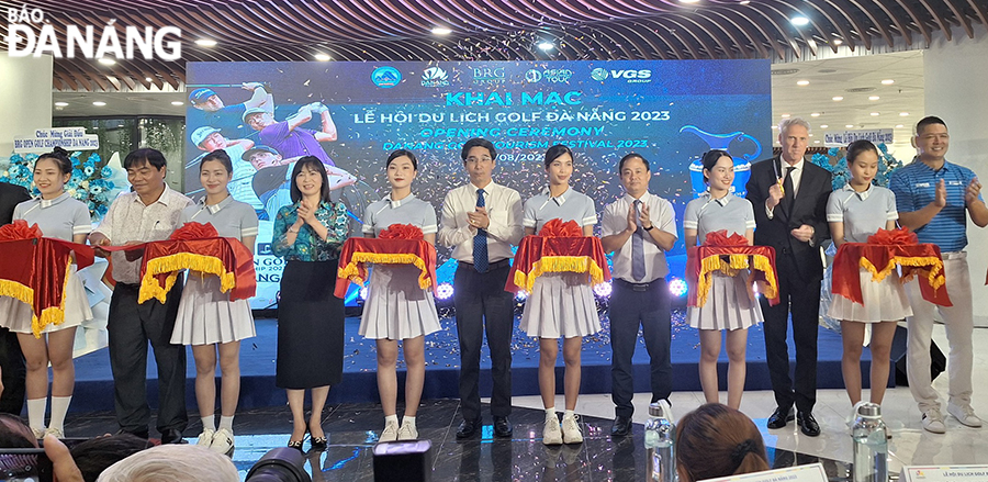 Vice Chairman of the Da Nang People's Committee Tran Chi Cuong (sixth from the left) and representatives of Da Nang agencies cut the ribbon to launch the festival. Photo: THU HA.