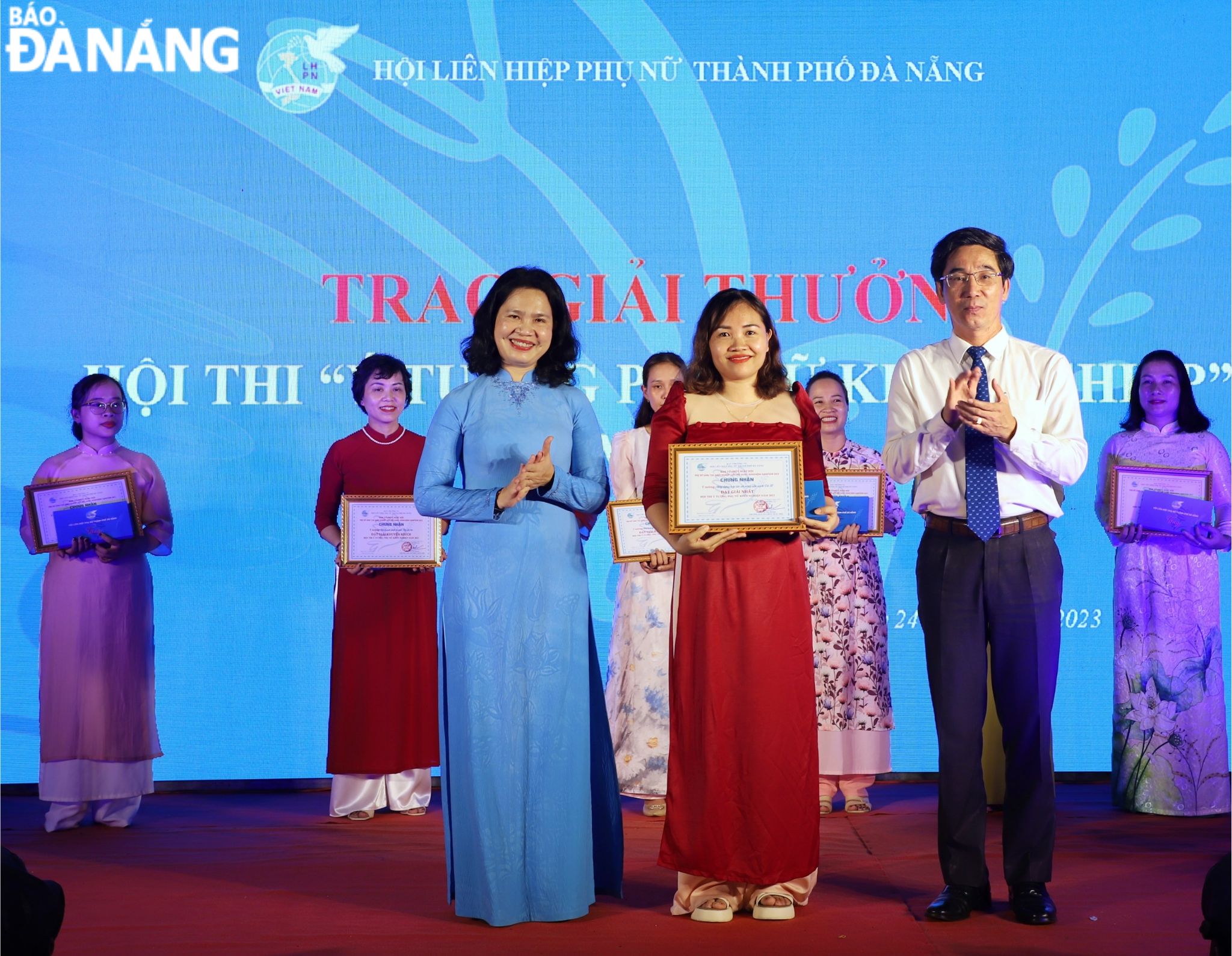 Vice Chairman of the Da Nang People's Committee Tran Chi Cuong (right) awards the first prize for the best idea in the 2023 Women's Startup Contest. Photo: X.D