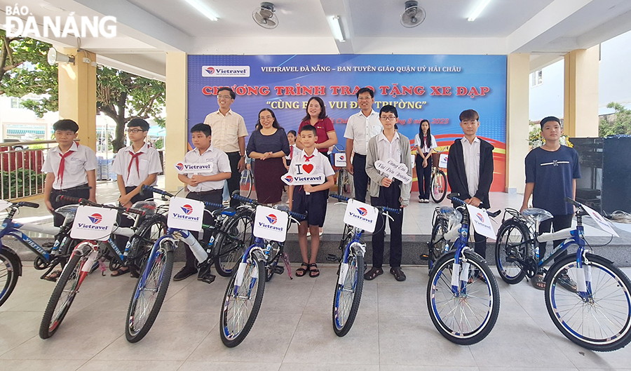 Representatives of district leaders and businesses presented bikes to poor studious pupils. Photo: THU HA