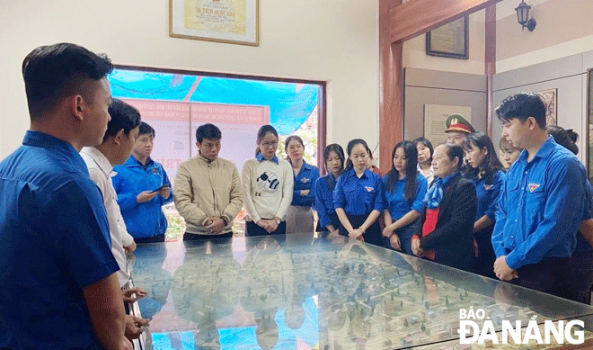 Young people in Thanh Khe District visiting to the historic site to learn about the place where Mrs Nhu (a Vietnamese Heroic Mother) and 7 Thanh Khe valiant heroes lived. Photo: NGOC HA