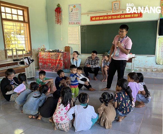 Bạn Từ Quang Minh (đứng) đang tổ chức sinh hoạt hè cho trẻ em ở thôn 3, xã Trà Mai, huyện Nam Trà My, tỉnh Quảng Nam. 