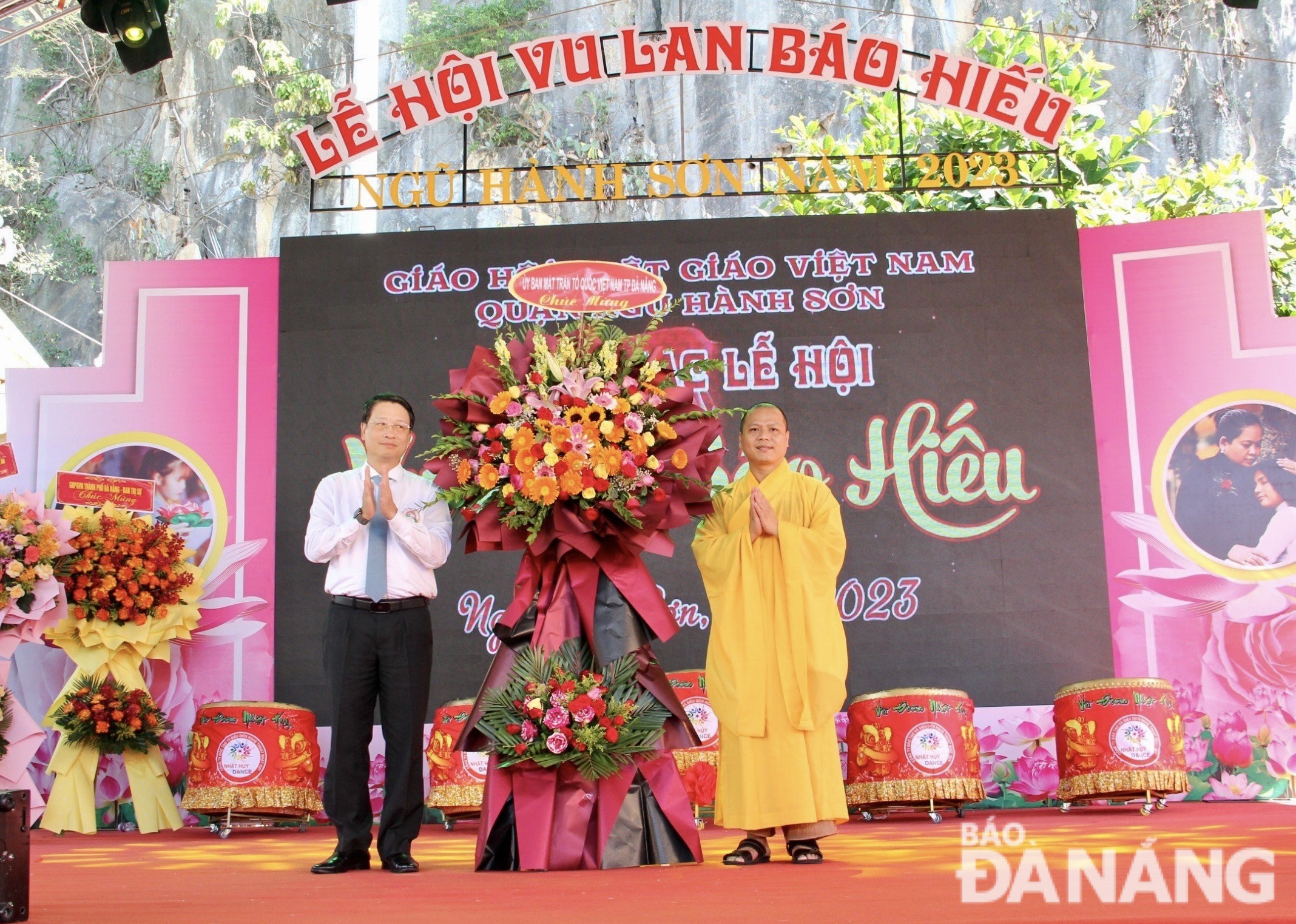 Chairman of the Da Nang Fatherland Front Committee Ngo Xuan Thang (left) presents flowers to congratulate the Executive Board of the Viet Nam Buddhist Sangha in Ngu Hanh Son District at the Vu Lan Festival 2023. Photo: N.QUANG