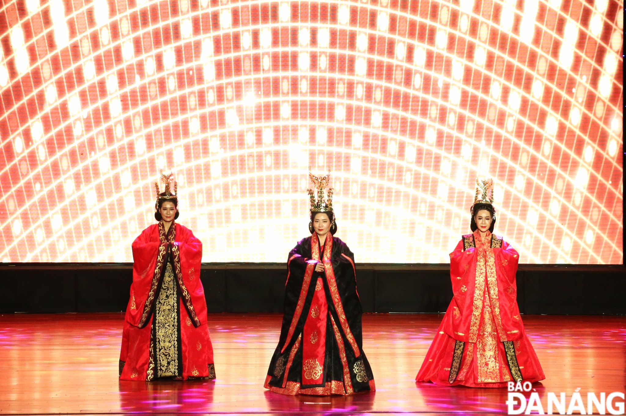Trình diễn trang phục truyền thống Hanbok Hàn Quốc. Ảnh: X.HẬU