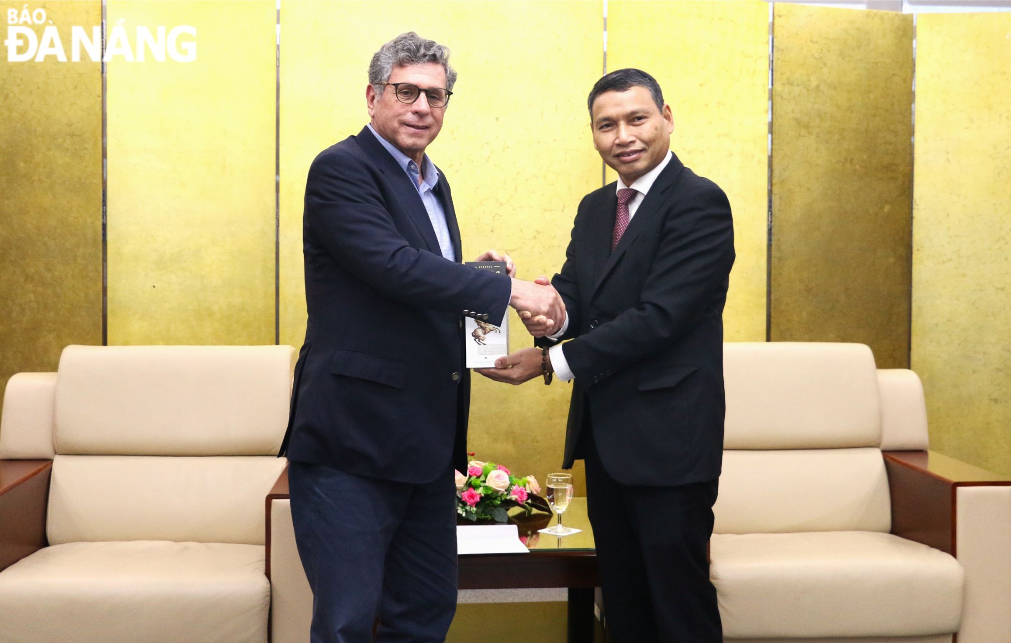 Vice Chairman of the Da Nang People's Committee Ho Ky Minh (right) presenting a souvenir to Brazilian Ambassador to Viet Nam Marco Farani. Photo: T.PHUONG