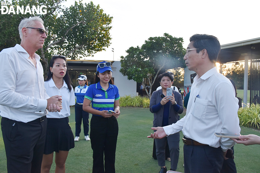 Vice Chairman of the Da Nang People's Committee Tran Chi Cuong (right) asks the organisers to soon complete the items that are being implemented to be ready for the festival. Photo: THU HA