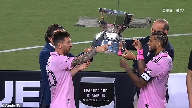 Lionel Messi (trái) nhường băng đội trưởng cho DeAndre Yedlin trong lễ trao cúp vô địch Leagues Cup. Ảnh: Apple TV