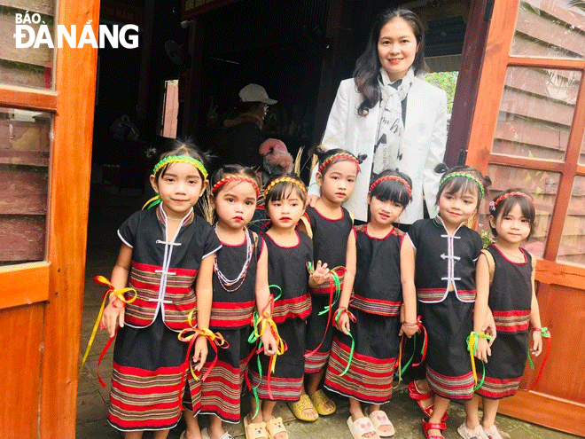 Cô giáo Nguyễn Thị Bích Khuê cùng các em học sinh mầm non người Cơ tu ở xã Hòa Bắc. Ảnh: HÀ LAM