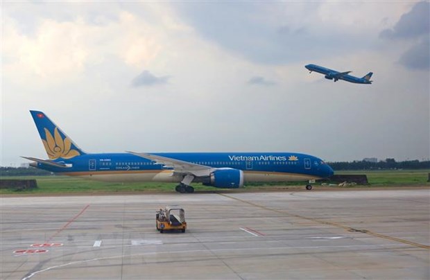 Máy bay của hãng hàng không Vietnam Airlines cất và hạ cánh tại sân bay Tân Sơn Nhất. (Ảnh: Ngọc Hà/TTXVN)