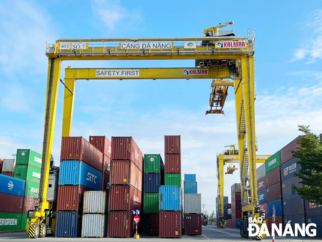 The Da Nang Development Investment Fund signs a credit contract to provide VND 85 billion in loans with Da Nang Port Joint Stock Company to deploy the investment of 4 eRTG cranes at the Tien Sa Port. Photo: MAI QUE