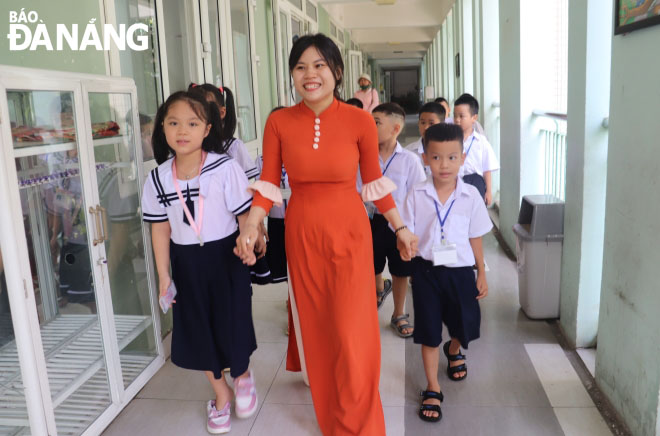 Tại Trường Tiểu học Trần Cao Vân (quận Thanh Khê), giáo viên dẫn học sinh giới thiệu một số khu vực của nhà trường. Ảnh: NGỌC HÀ