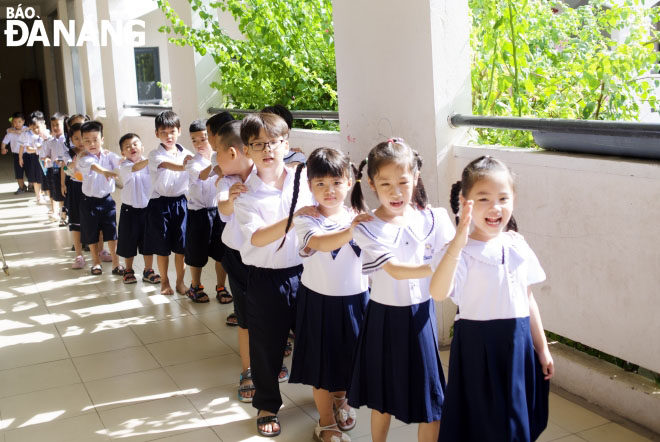 First graders at the Hung Vuong Primary School line up to go to classes. Photo: NGOC HA