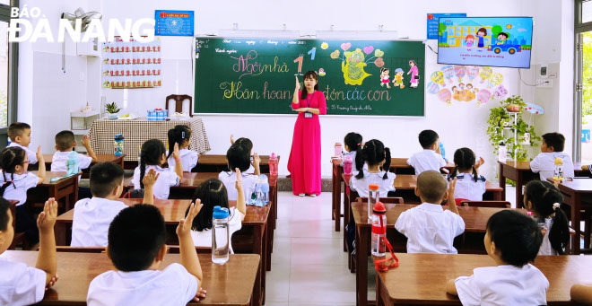 First graders at the Vo Thi Primary School based in Hai Chau District are disciplined in the classroom. Photo: NGOC HA