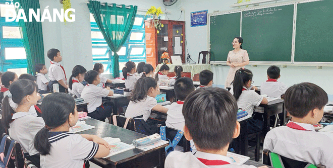 Giáo viên Trường Tiểu học Huỳnh Ngọc Huệ nỗ lực tuyên truyền, vận động các em học sinh tham gia bảo hiểm y tế. Ảnh: H.N.H