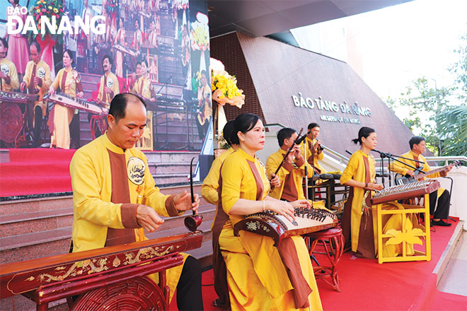 Artiste Nguyen Thanh Phuong (first from left) joins a performance at Da Nang-located Nguyen Hien Dinh Tuong Theater. Photo: KHANH HOA