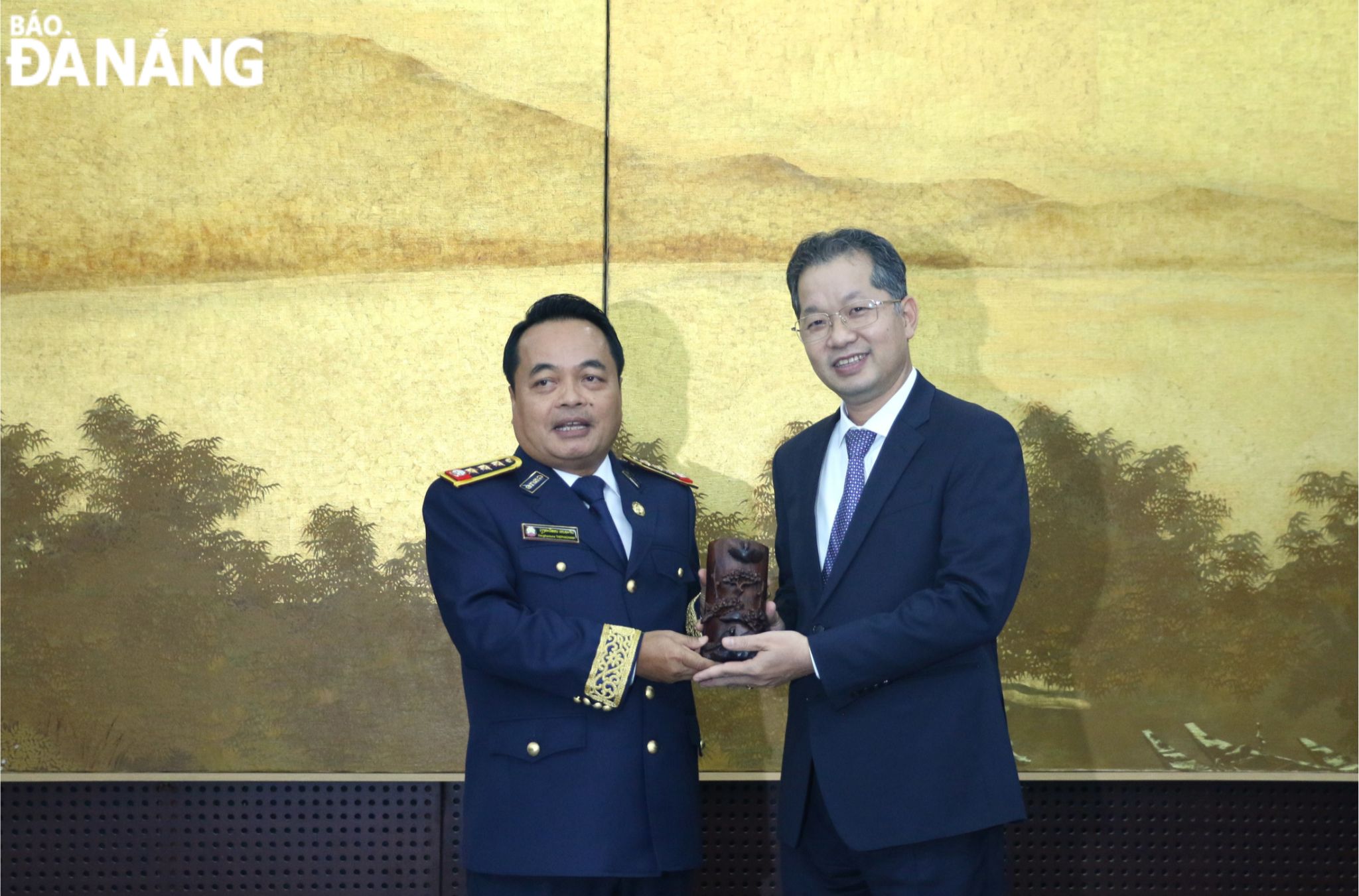 President of the State Audit Institution of Laos Viengthavisone Thephachanh (left) presenting a souvenir to Da Nang Party Committee Secretary Nguyen Van Quang. Photo: T.PHUONG