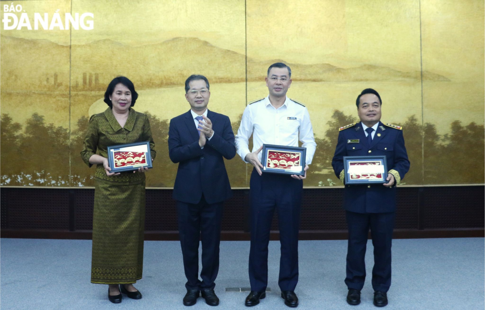 Da Nang Party Committee Secretary Nguyen Van Quang (second, left) giving souvenirs to leaders of the State Audit Institutions of Viet Nam, Laos and Cambodia. Photo: T.PHUONG