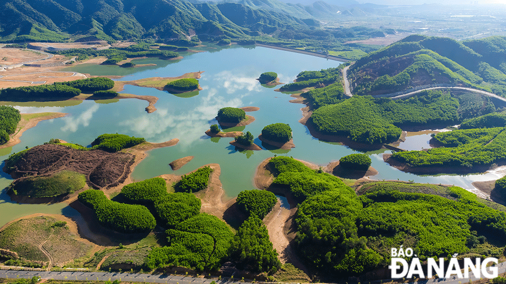 In the summer, between July and September, the water level of the Hoa Trung Lake drops low, revealing shimmering floating islands and long lawns like vast green grasslands.