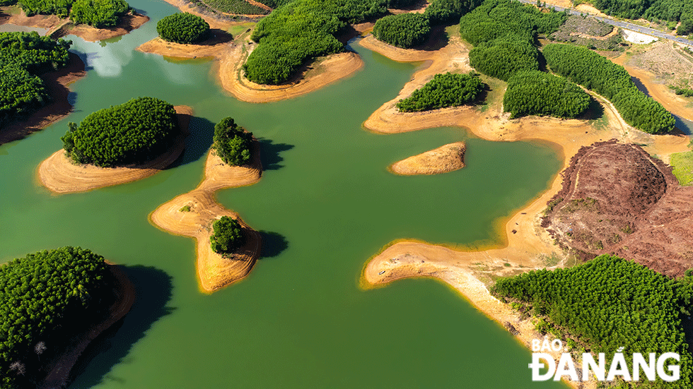 In the Hoa Trung Lake, everything seems very peaceful and rustic, bringing a sense of lightness in the human soul.