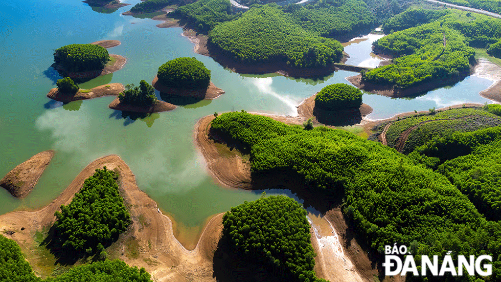 The Hoa Trung Lake in the dry season is a great time for young people who love outdoor activities to camp here.