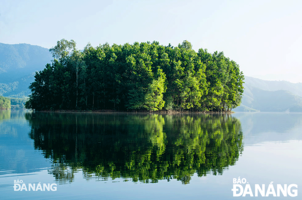 The lake water is blue all year round, and the calm lake surface is sometimes dotted with small floating islands, adding to the beauty of the charming natural scenery here.