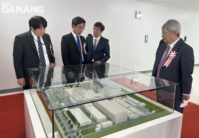 Vice Chairman of the Da Nang People's Committee Tran Chi Cuong (2nd, left) visits the model of building G at the Murata Manufacturing Vietnam Co., Ltd. Photo: M.Q