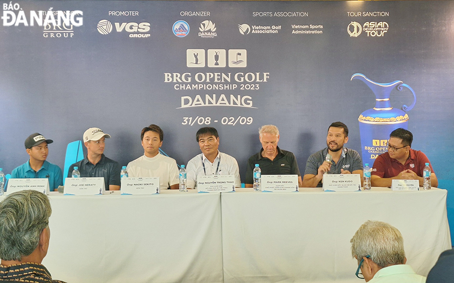 The press conference on the BRG Open Golf Championship Da Nang 2023 tournament is in progress. Photo: THU HA