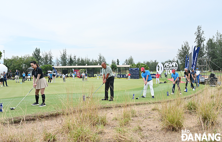 The Pro-am tournament for golf lovers takes place on the sidelines of the BRG Open Golf Championship Da Nang 2023 tournament. Photo: THU HA