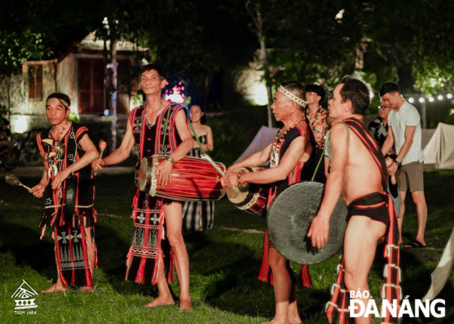 The drum and gong of the Co Tu people are introduced in the festival to serve tourists at the Toom Sara Village nestled in the Suoi Hoa (Spring Flower) eco-tourism site.