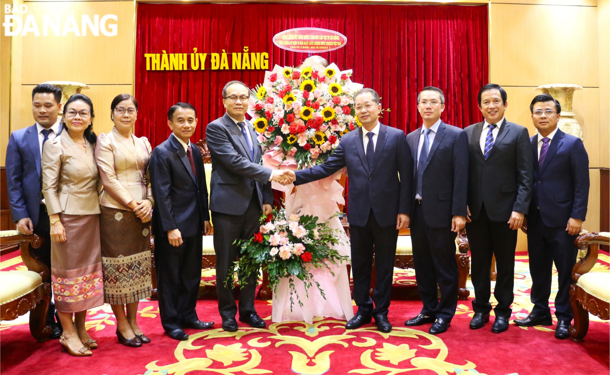 Lao Consul General in Da Nang Souphanh Hadaoheuang sends congratulation flowers to the Party, State, people of Da Nang on the occasion of the 78th anniversary of the National Day