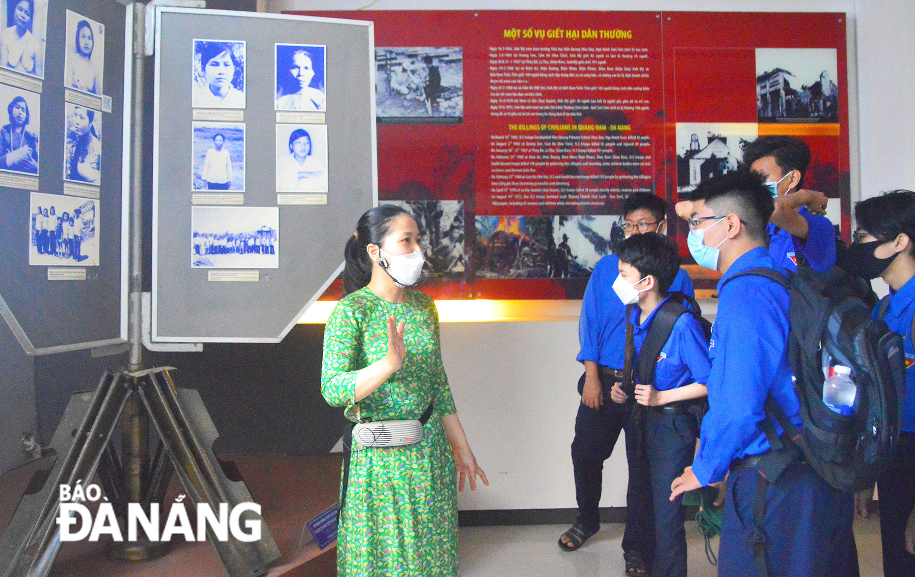 Học sinh, sinh viên tham quan các hiện vật đang lưu giữ tại Bảo tàng Đà Nẵng. Ảnh: XUÂN DŨNG