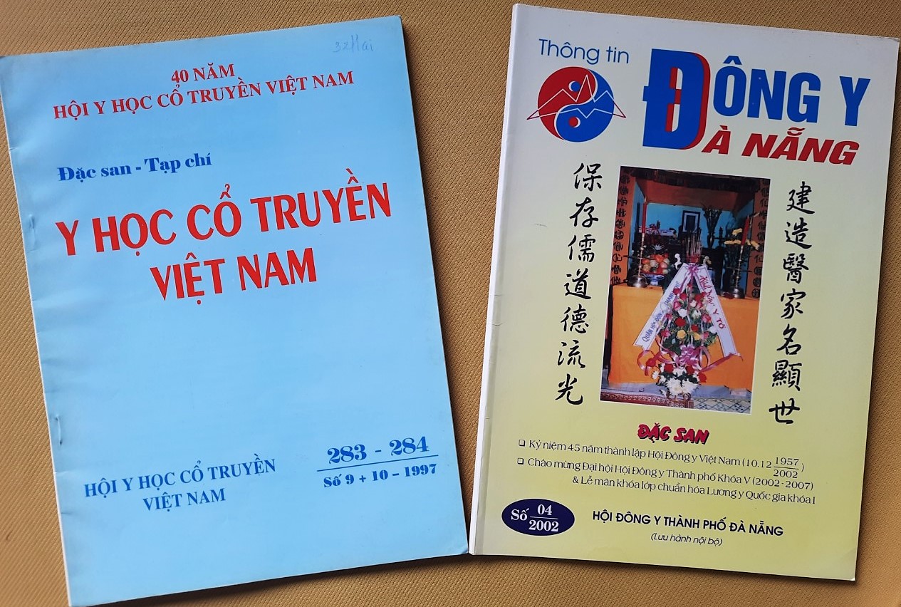 Hai đặc san – tạp chí có bài viết khẳng định ngày thành lập Hội Đông y Việt Nam là 10-12-1957. Ảnh: P.C.T